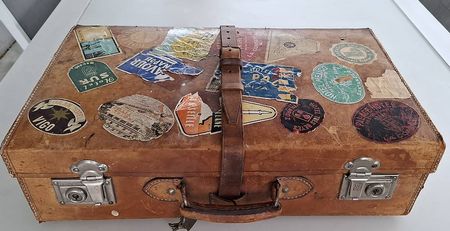 Belle valise en cuir vintage avec ustensiles d'époque 