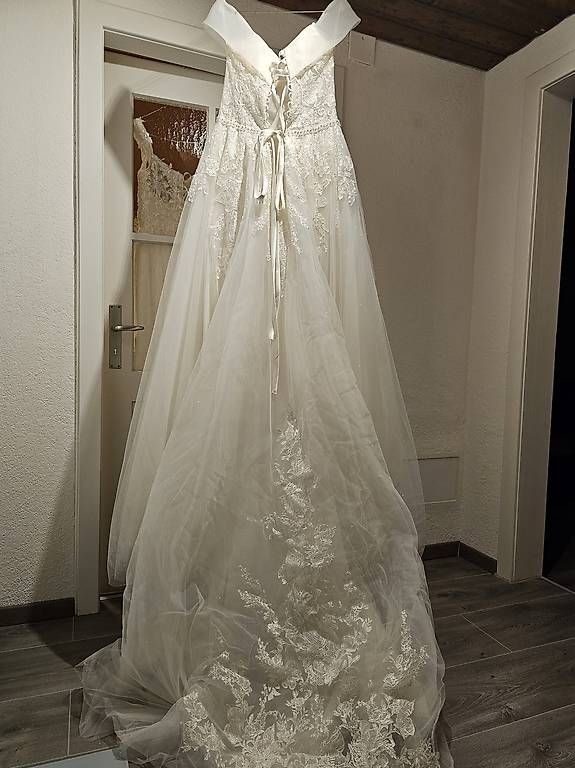 Vestiti: Elegantes, ausgestelltes Brautkleid – Usato da Wädenswil venduto da Winnie_puuu 3