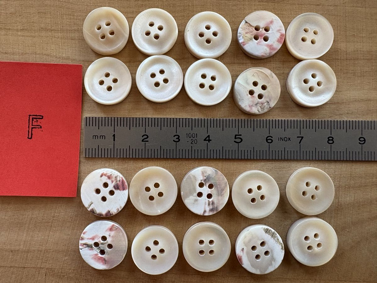 Bottoni: 20 Perlmutt Knöpfe 16 mm – Nuovo (secondo la descrizione) da Rümlang venduto da resale35