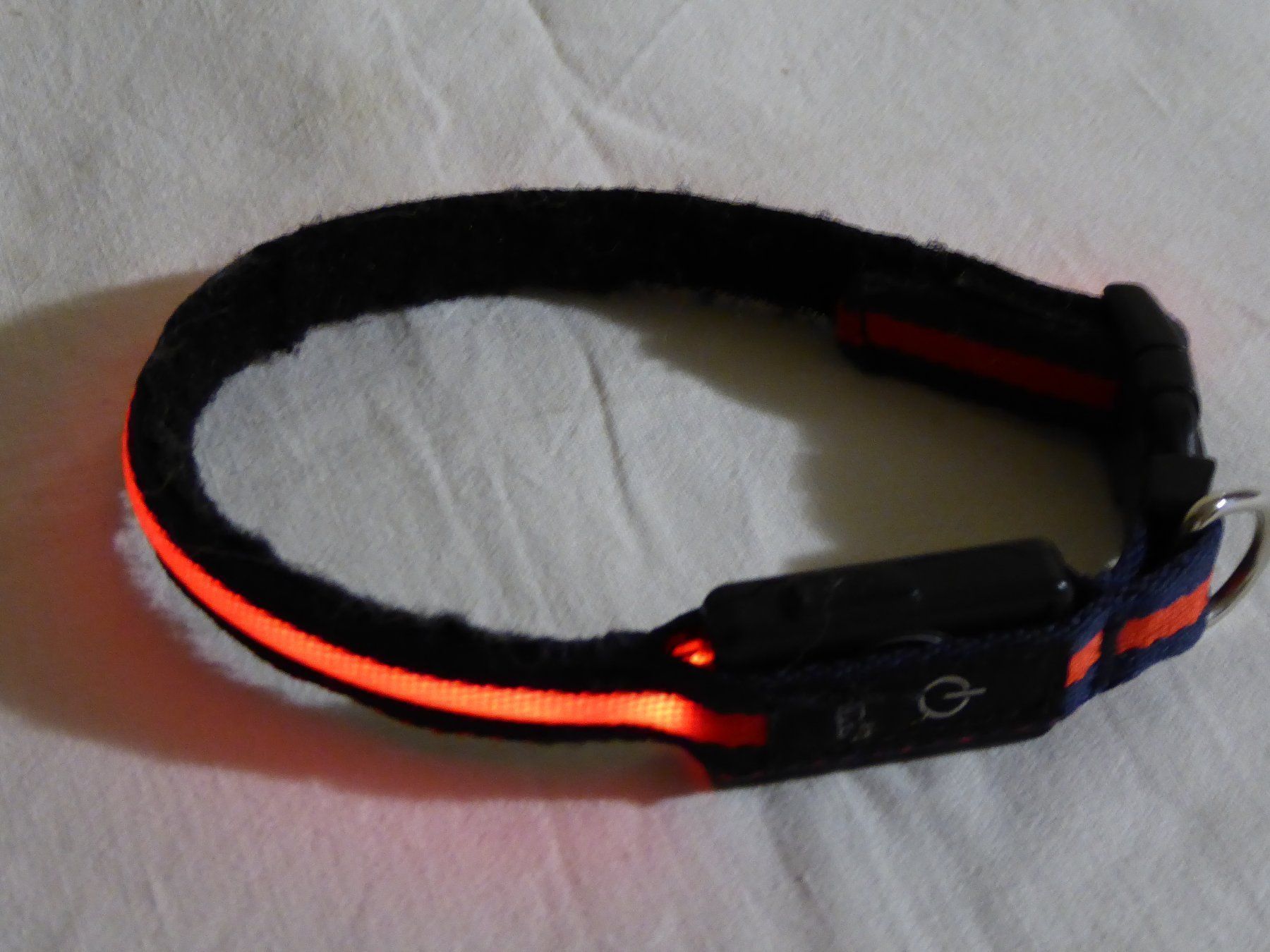 Leine & Halsband: Hundehalsband leuchtend und blinkend – Neu (gemäss Beschreibung) aus Ennetbühl von VPHS