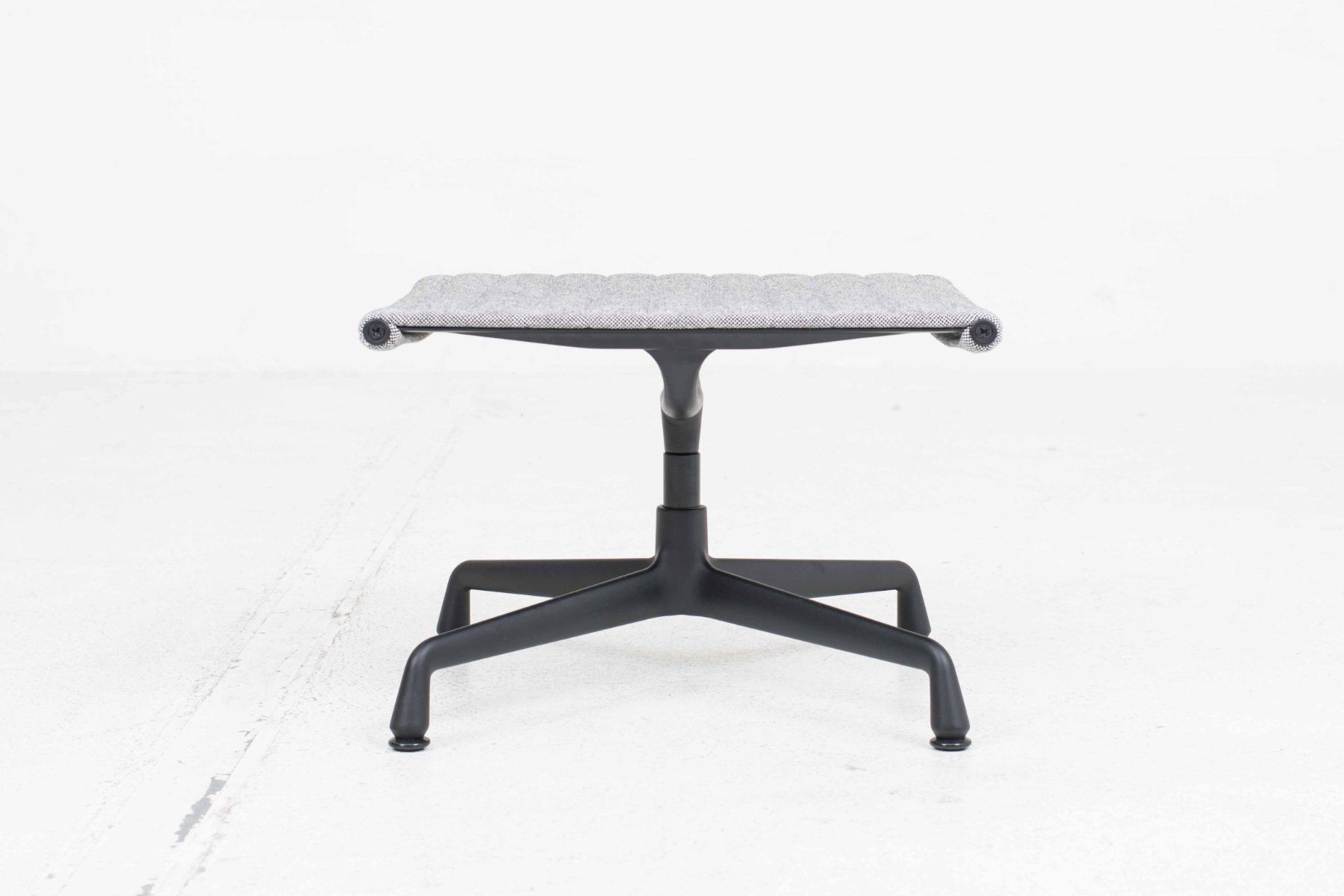 Vitra Sgabelli: Vitra EA 125 Ottoman / Hocker von Charles & Ray Eames - Grau – Usato da Zürich venduto da STUZH38 2