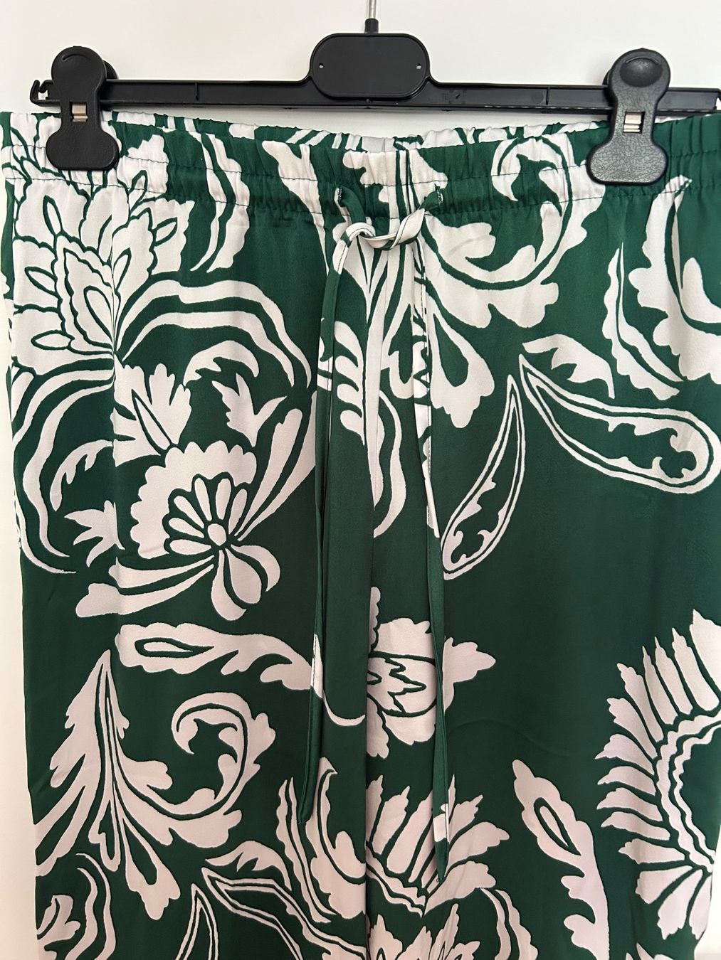 H&M Pantaloni: Luftige Sommerhose mit wunderschönem Print – Usato da Oberengstringen venduto da Bechi