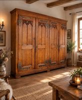 Alter Massivholzschrank