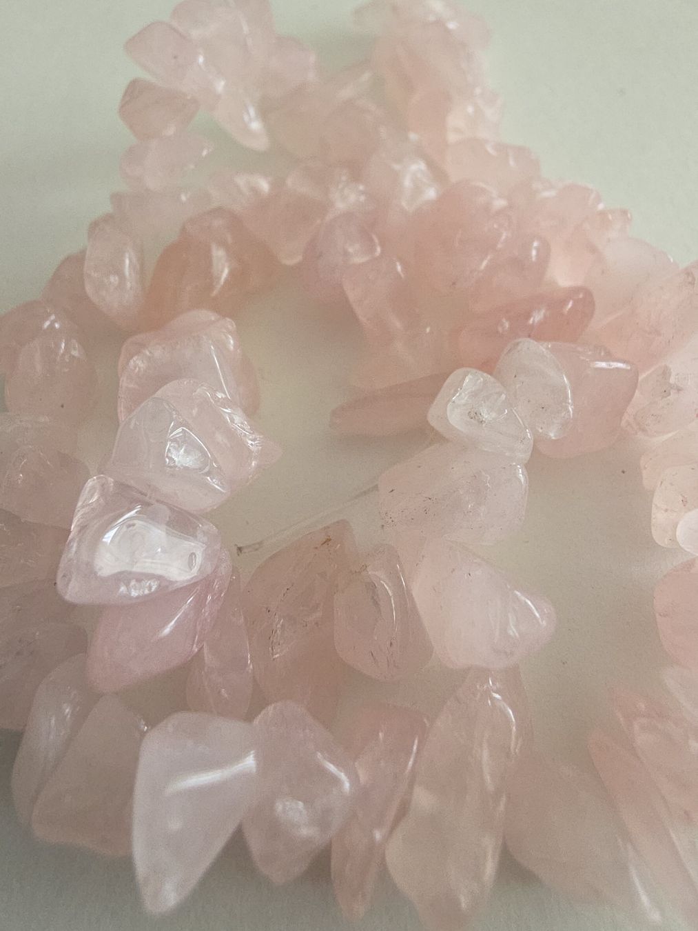 Mineralien & Heilsteine: Rosenquarz splitter ca. 8-12mm. Strang – Neu und originalverpackt aus Menziken von Mirager 2