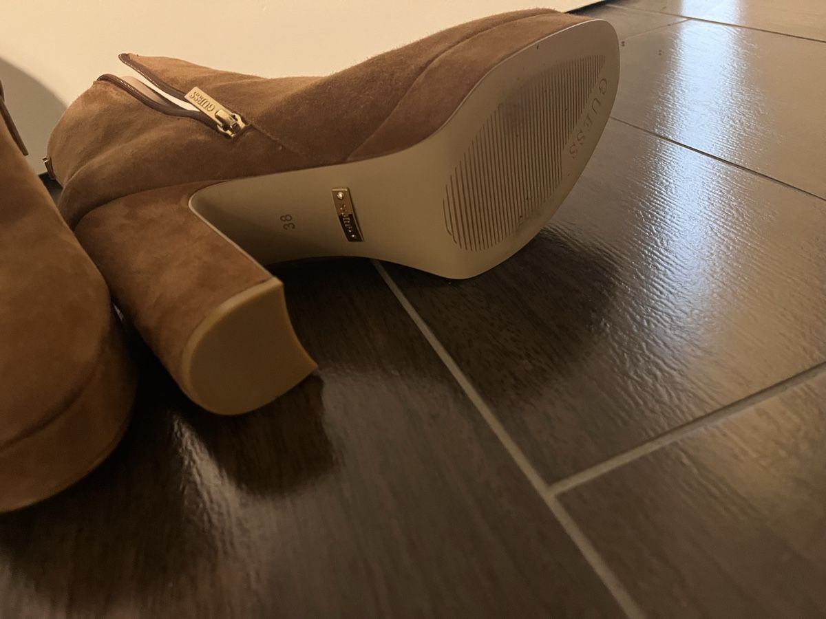 Guess Scarpe da donna: Guess Wildleder Stiefeletten Grösse 38 – Nuovo (secondo la descrizione) da Schlieren venduto da KJP 1