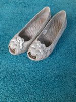 Schöne Sommer Damenschuhe in Grau Gr. 38 mit Blumen