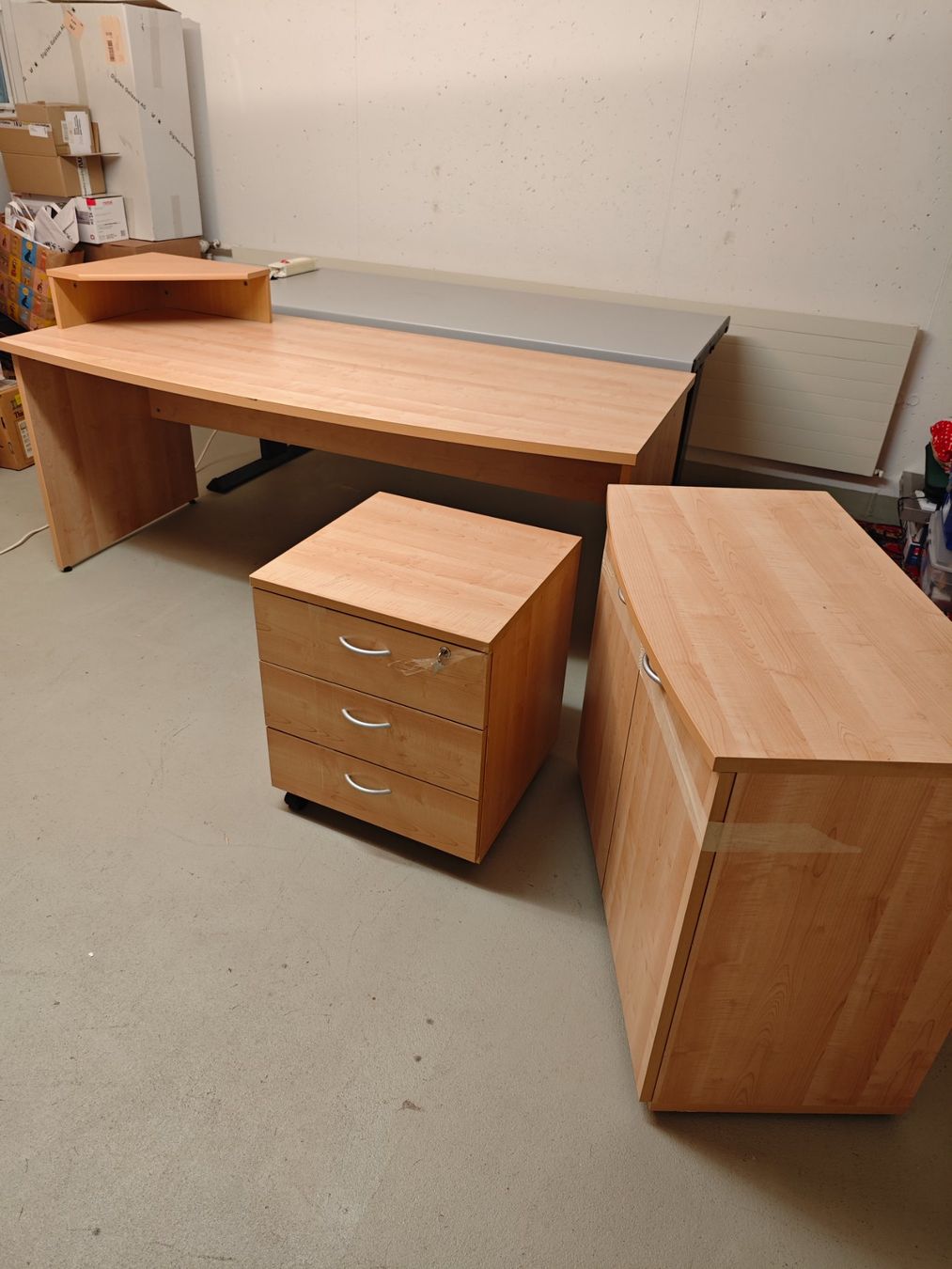Set di tavolo e panche: Büro-Set: Schreibtisch L/180cm, Rollcontainer u. Sideboard – Usato da Oberengstringen venduto da Eme1