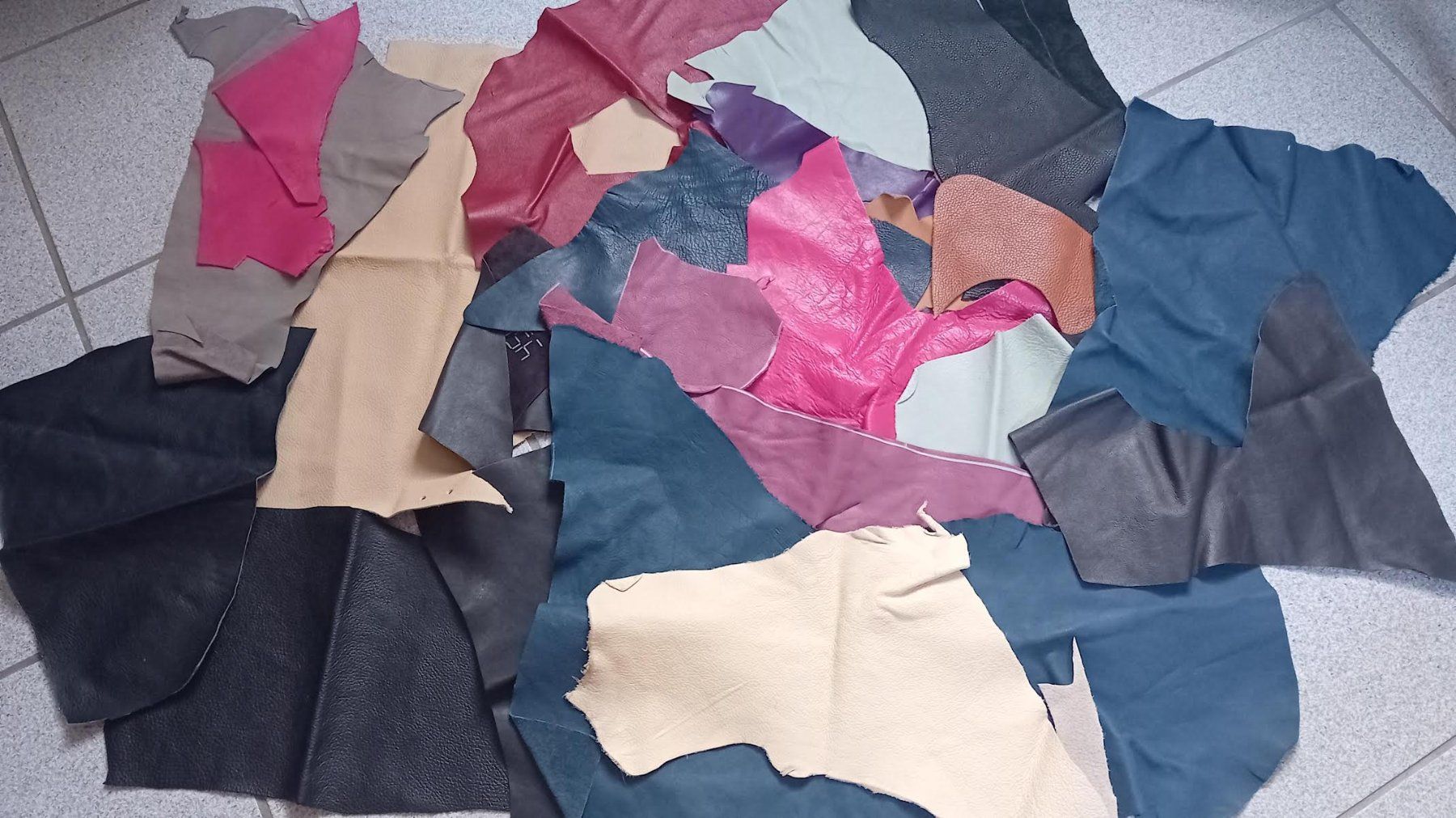 Tissus: Leder Reste ca.3,5kg – D'occasion à Salez par Robe12