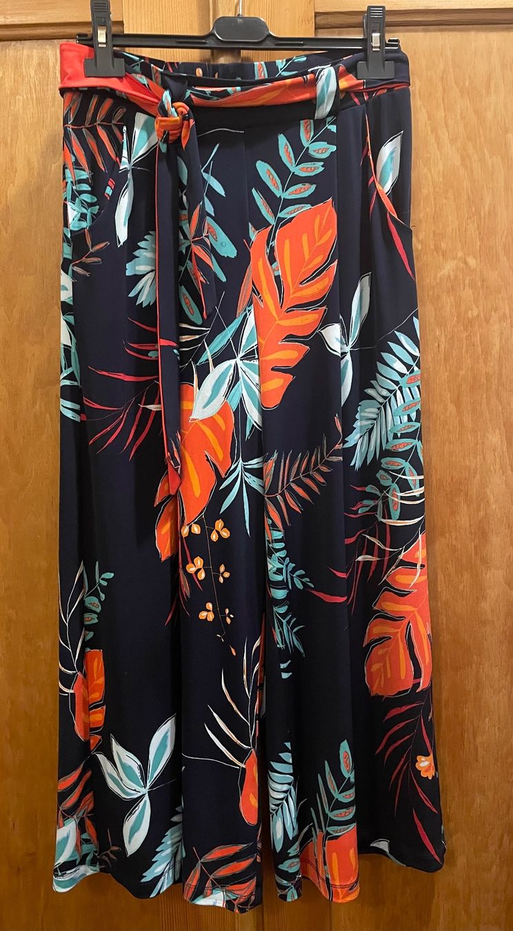 Pantaloni: Frank Lyman Hose bunt Blumenmuster, weit, Gr. 36, eher 38 – Usato da Uster venduto da jelk