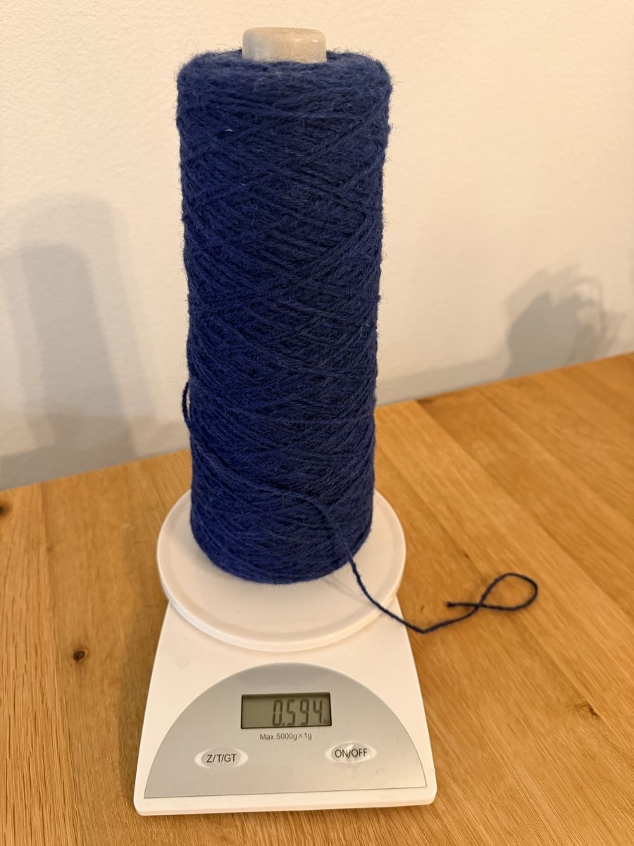 Wolle: Dunkelblaues Garn, ideal zum Stricken oder Basteln, 594g – Neu und originalverpackt aus Luzern von Mir_Daria 1