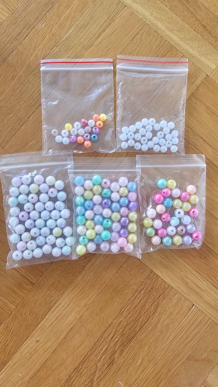 Perle (finte): Bastelperlen Kunststoff bunt verschiedene Farben – Nuovo (secondo la descrizione) da Klingnau venduto da anduril_25