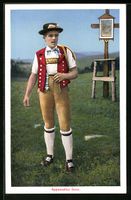 Appenzeller Senn in Tracht beim Wandern