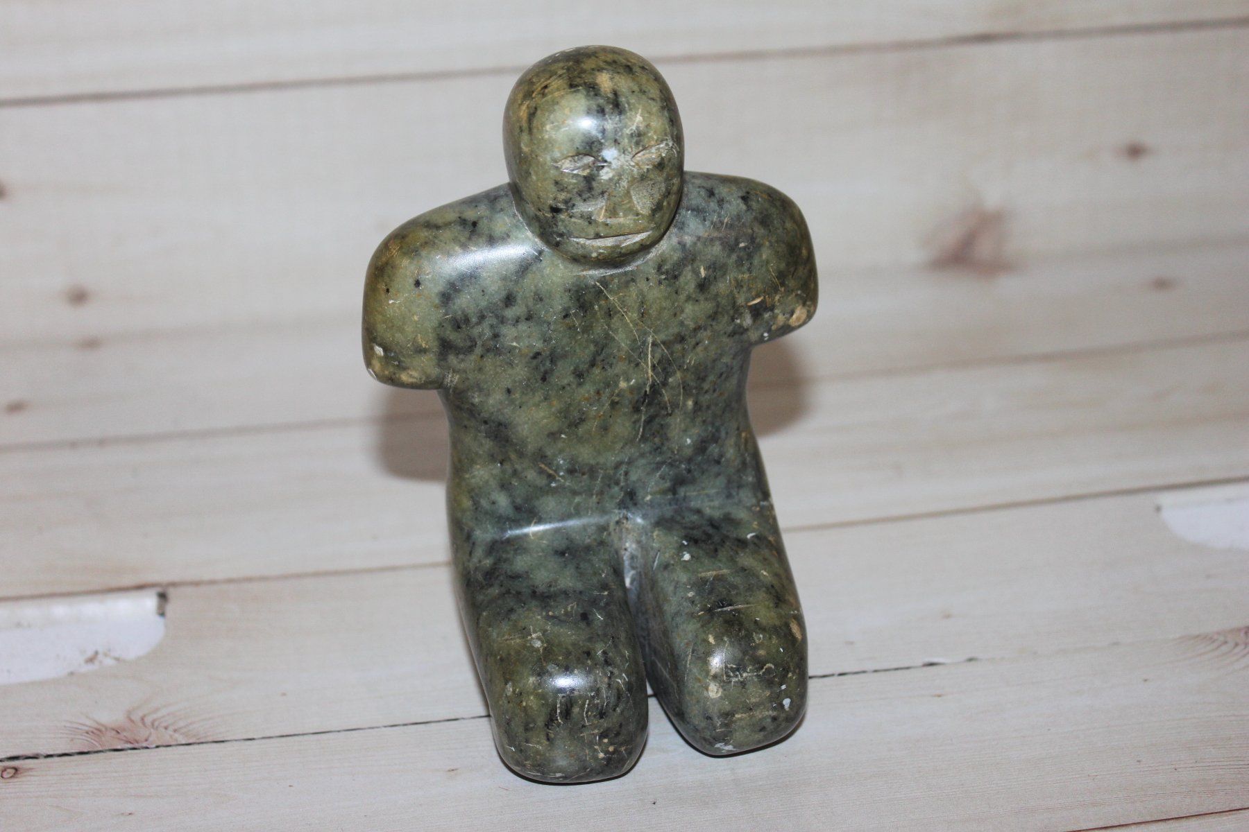 Sculture & Statue: Geschnitzte Figur kniender Mann Speckstein? 12 cm – Usato da Kaden venduto da Buchantiquariat