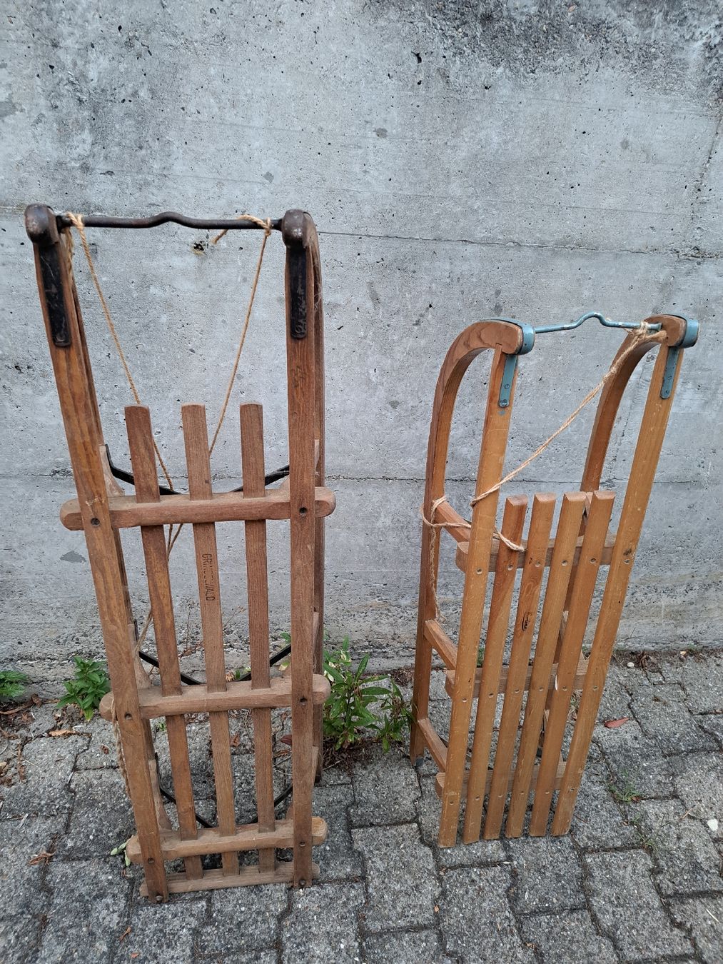 Slitta: Zwei Holzschlitten mit Seil – Usato da Wisen SO venduto da dow_g796