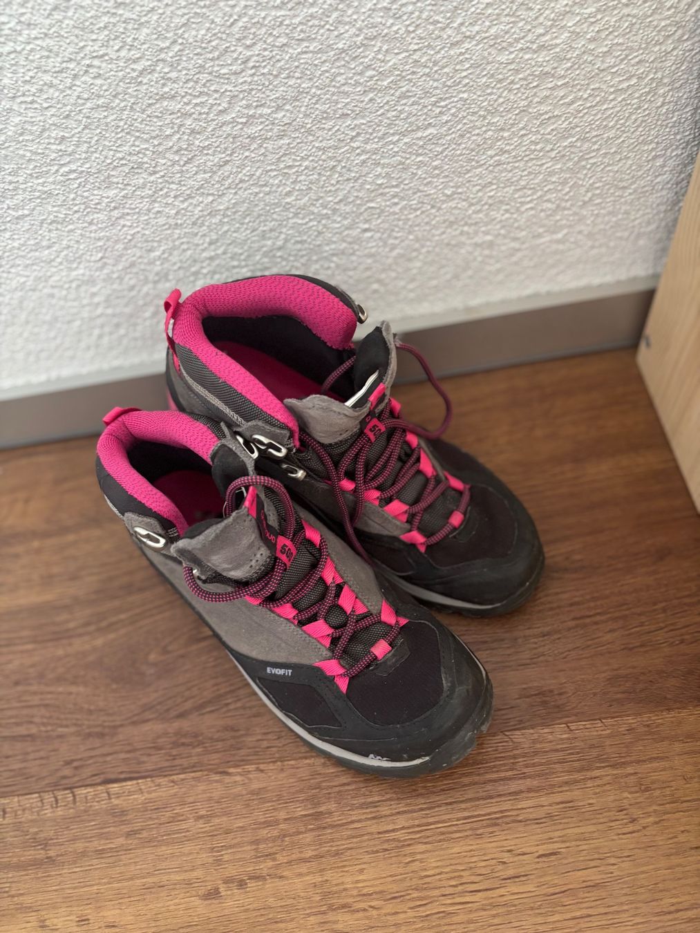Decathlon Scarpe da donna: Wanderstiefel Quechua wasserdicht Gr. 40 – Usato da Effretikon venduto da Jana_K