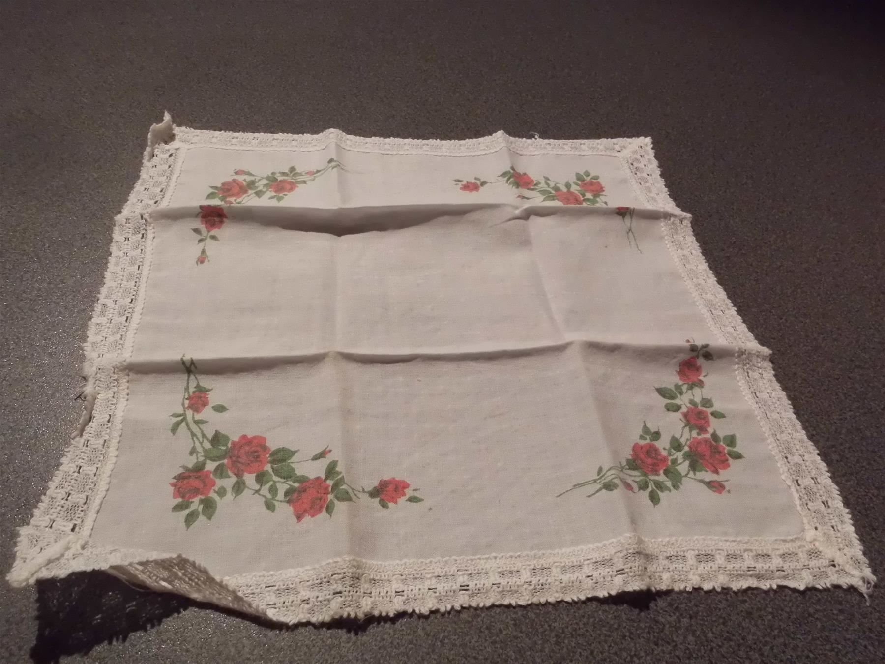 Altro in  Abbigliamento & Accessori: Taschentuch weiss/Spitzen rote Rosen – Usato da Zürich venduto da abraxas1291