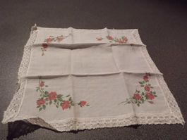 Taschentuch weiss/Spitzen rote Rosen