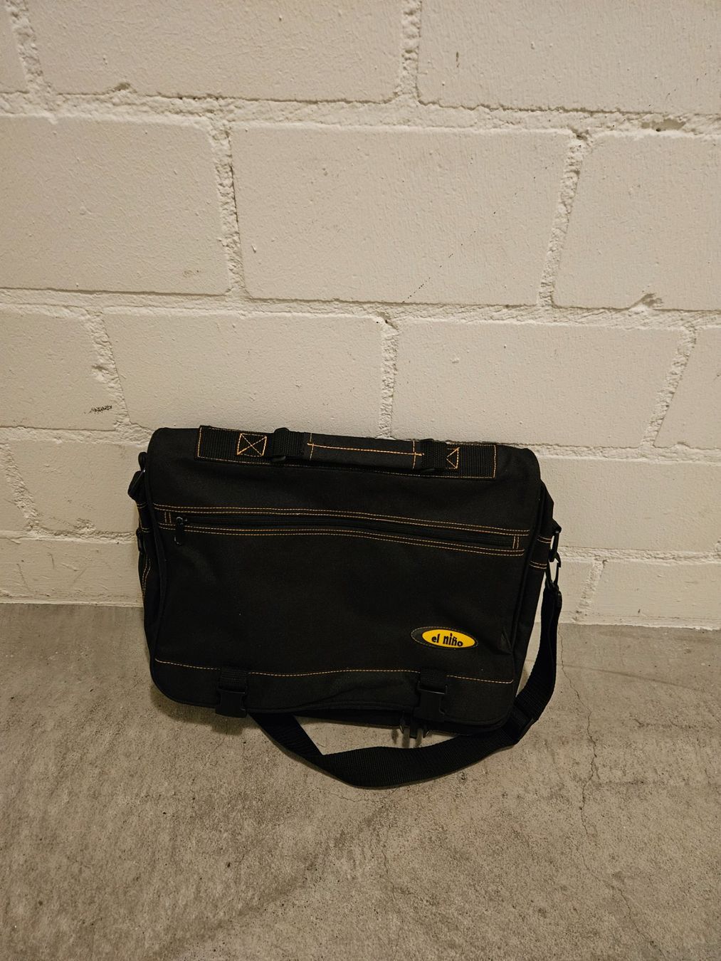 Notebooks: Schwarze Umhängetasche, Schultertasche, Freizeit, Laptop – Gebraucht aus Chur von Einszweidreiviermein
