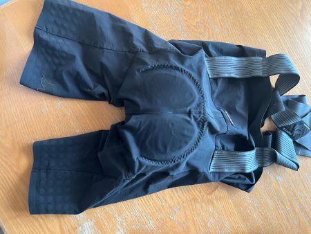 Assos Radhose schwarz Grösse XL mit Trägern guter Zustand