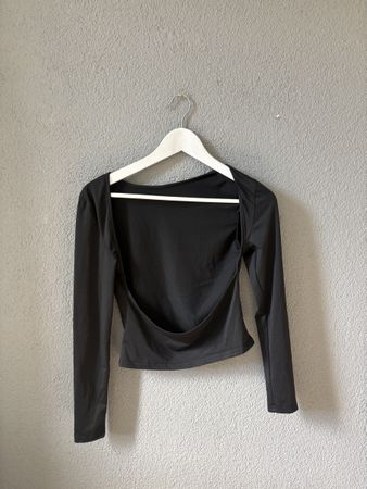 Haut manches longues noir dos nu état impeccable