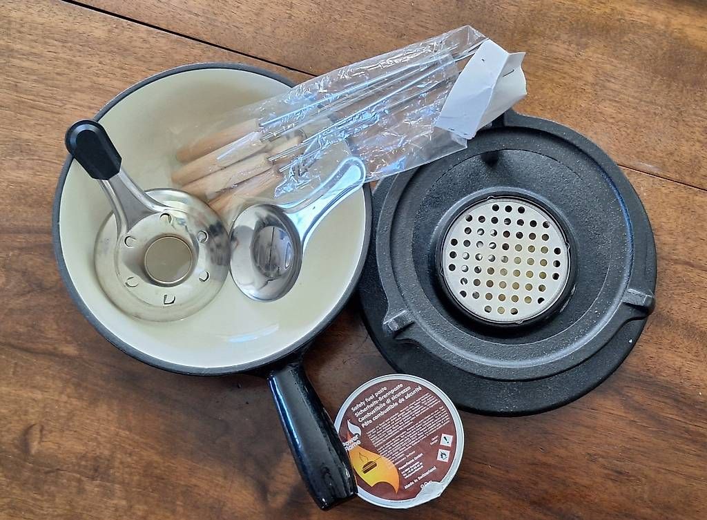 Set di piatti: Caquelon avec accessoires complets – Usato da Morges venduto da t33_5x7v 1