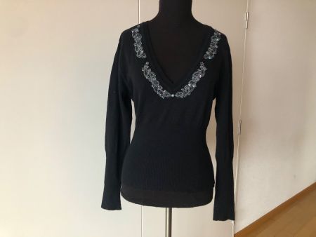 Wolle/Viskose-Mix schwarz mit grauem Perlendeco. Gr M