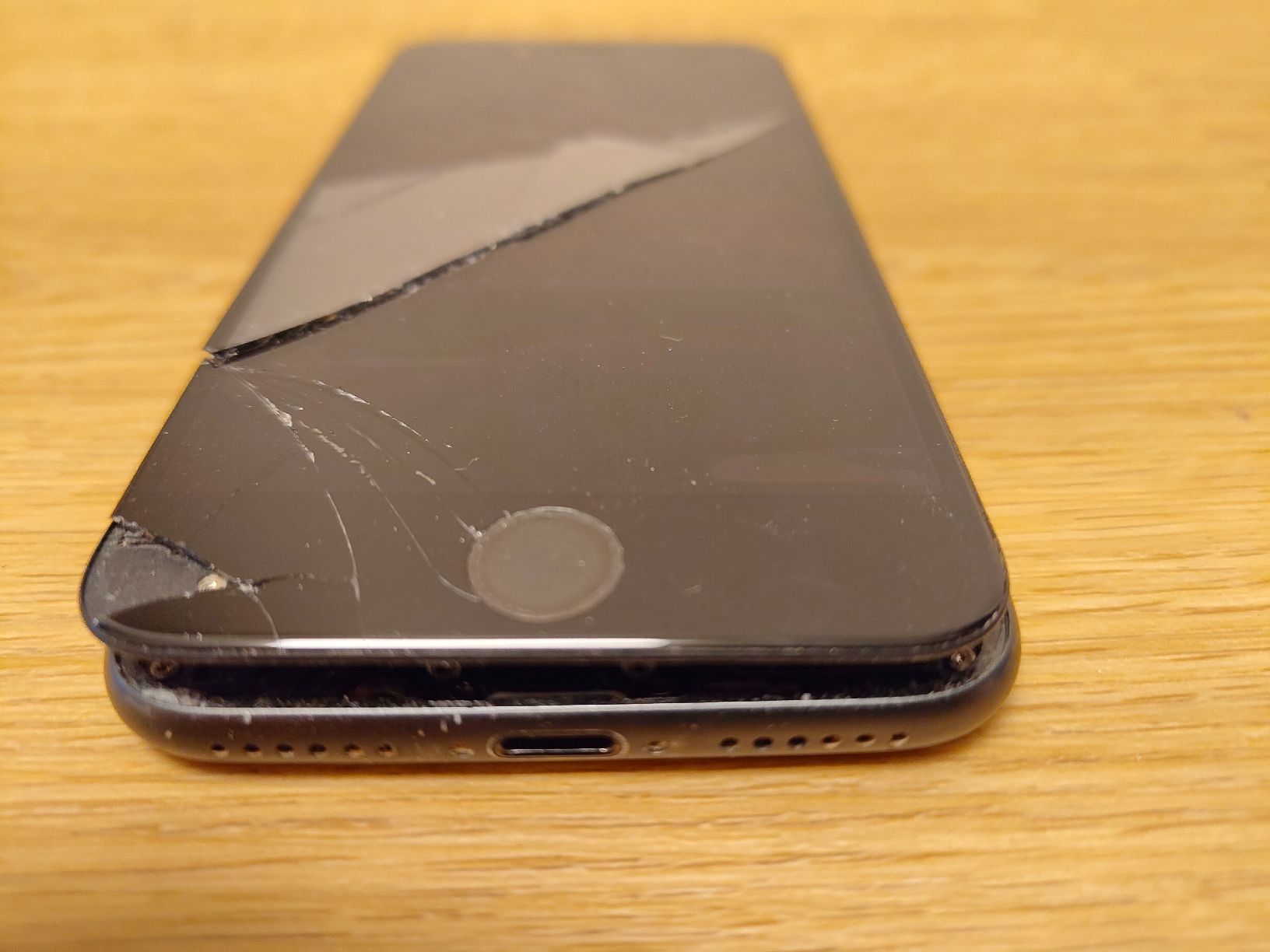 Apple Portables: iPhone 8 - Bildschirm defekt – Défectueux à Zürich par Almohammed 4