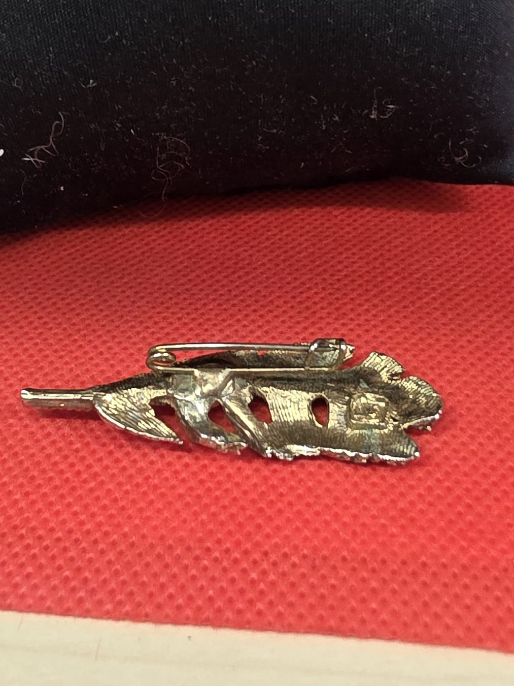 Broschen & Nadeln: Feder Broche vintage  Silberfarben mit Perle – Gebraucht aus Herisau von Antiques.AR 1