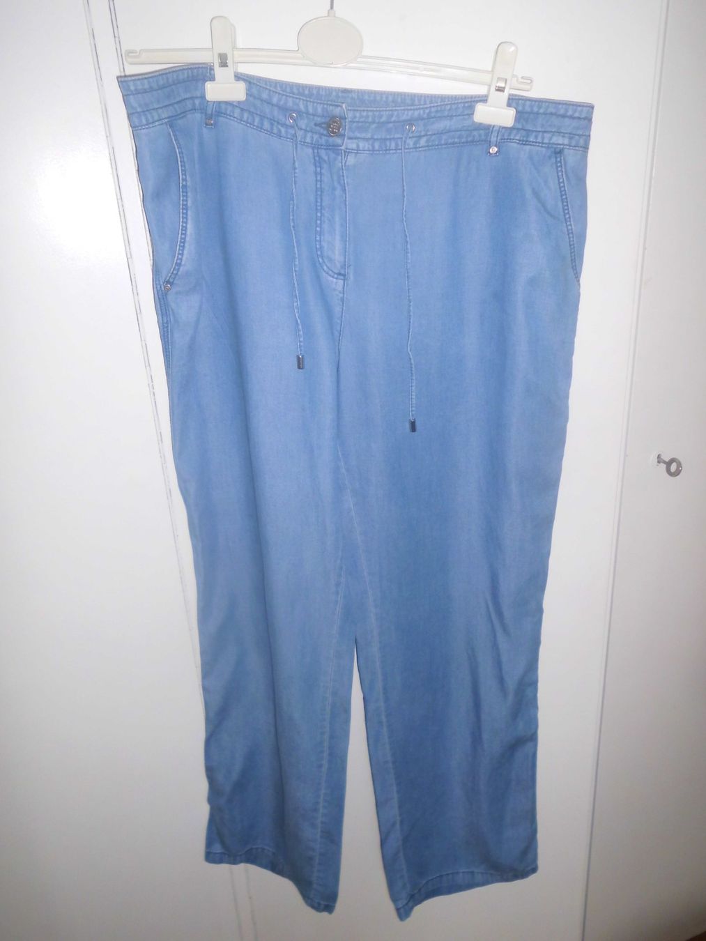 C&A Pantaloni: Pantalon léger bleu jeans  T. 44 – Usato da Marin-Epagnier venduto da Madja