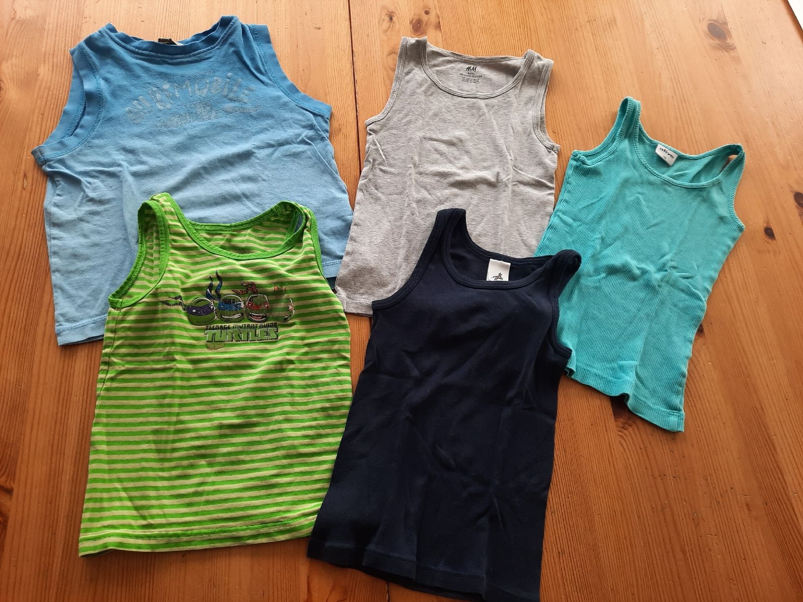 Lotti & Set di vestiti: 5 Unterhemden Grösse 110-116 – Usato da Aesch BL venduto da ChezToKa