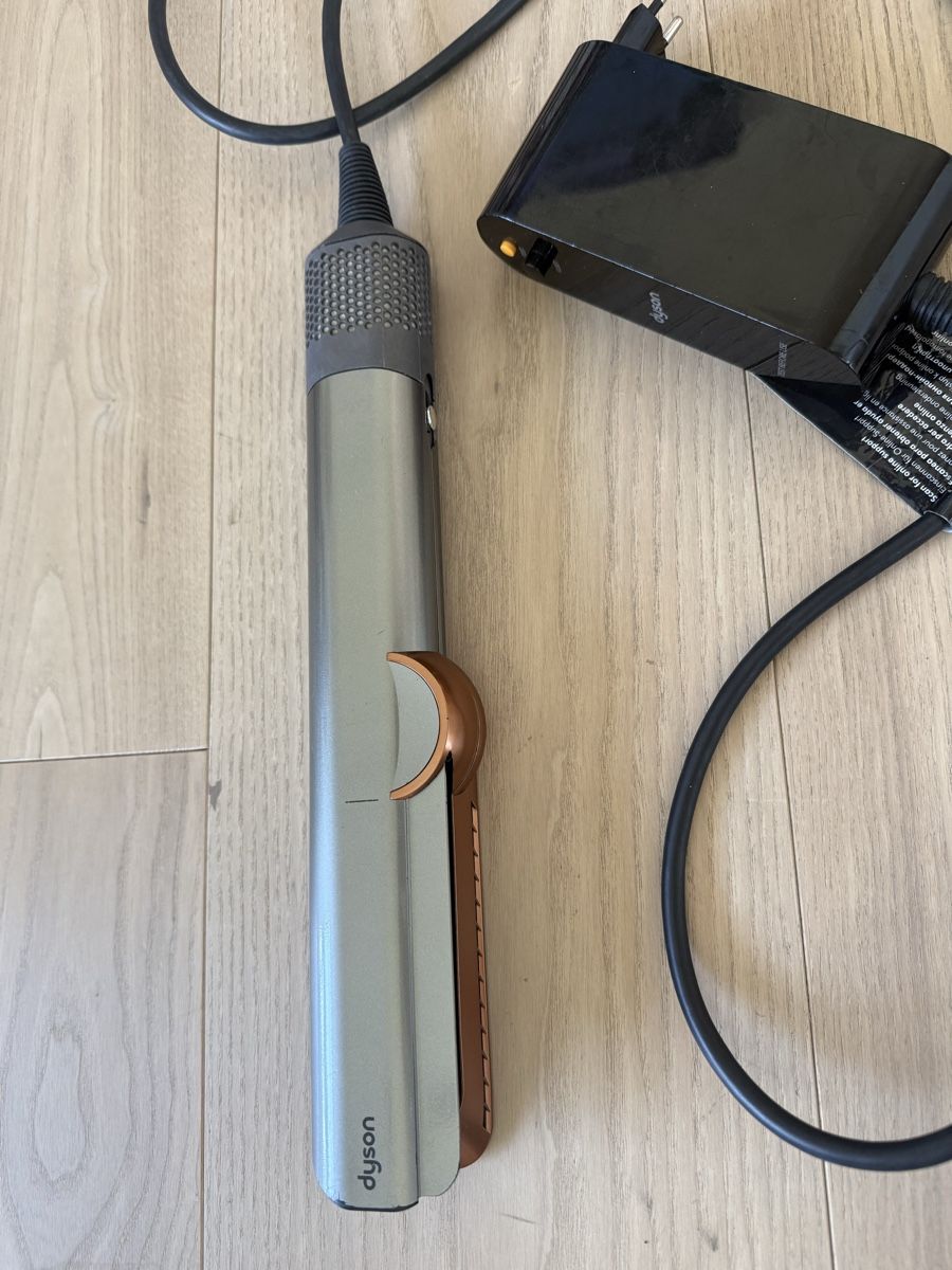 Dyson Föhn: Dyson Airstrait – Gebraucht aus Wettswil von ilona.zlatarev
