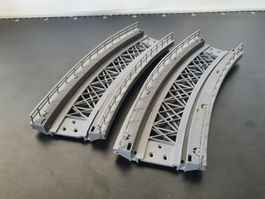 MÄRKLIN: 2 X GEBOGENE BRÜCKENRAMPENSTÜCKE R 1