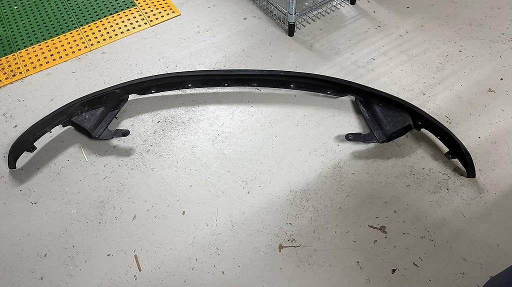 Tutti pezzi di ricambio auto: Frontlippe Mazda MX-5 NA (ABS) – Usato da Langenthal venduto da tob_8lr7 1