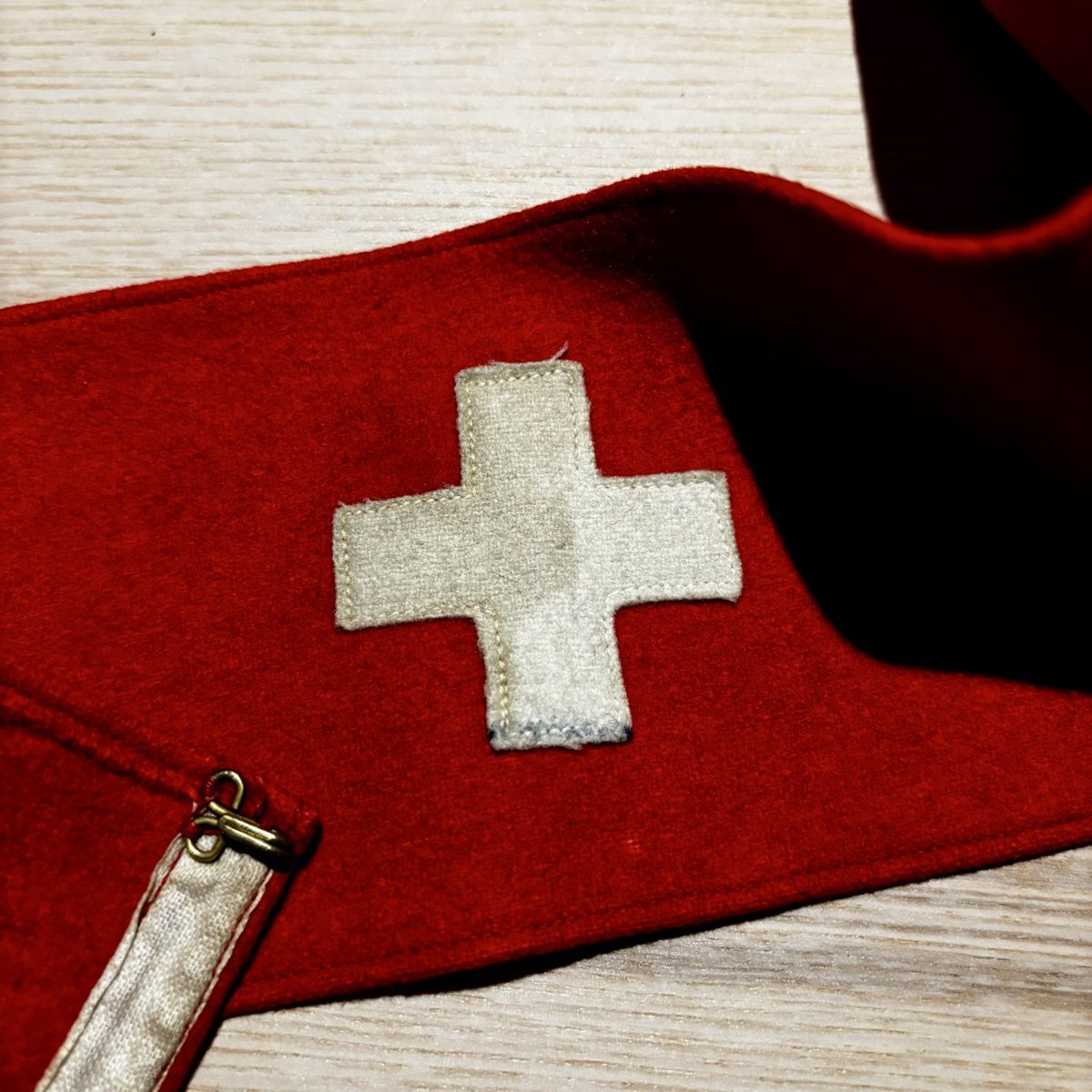 Armée suisse Uniformes: Armbinde mit Schweizerkreuz, Ordonnanz 1840 – D'occasion à Engelberg par velargo 1