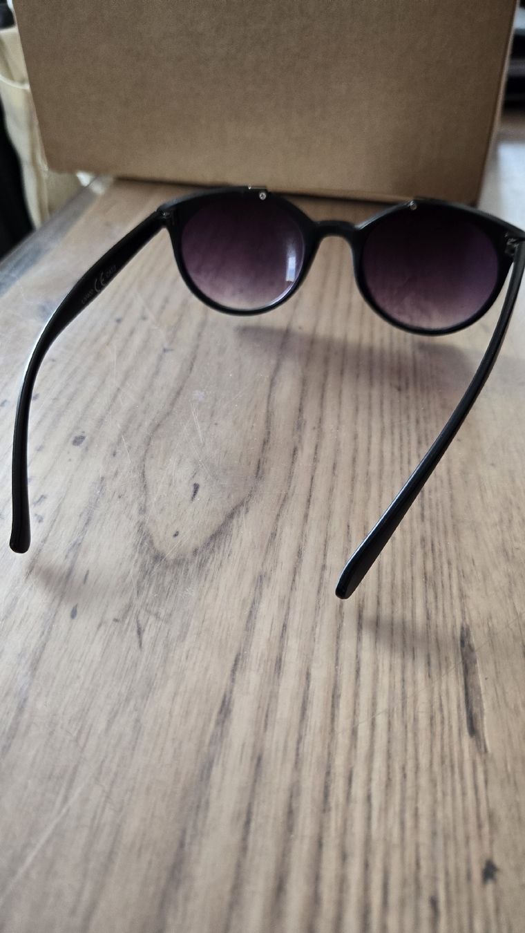Lunettes & Verres: Lunettes de soleil – Neuf (Voir description) à Fully par cenileme 1