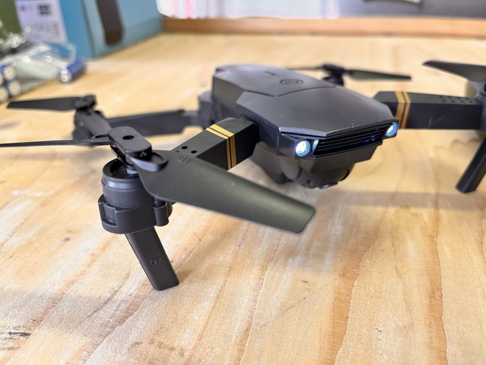 Fockety Flying Sword RC-Flugzeug Gestensteuerung Mit LED-Licht & 360° Stunts – Spaß Für Indoor & Outdoor
