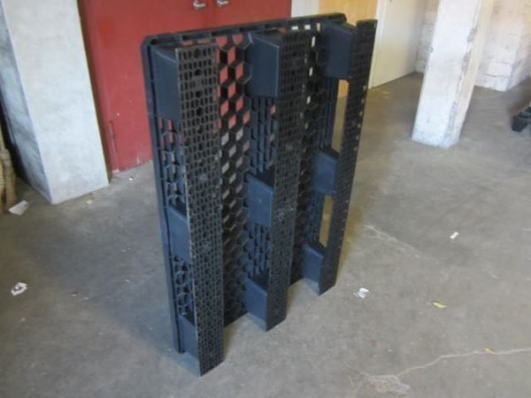 Pallets: Neue Kunststoffpaletten mit Kufen. – Nuovo (secondo la descrizione) da Kerns venduto da habri01 2