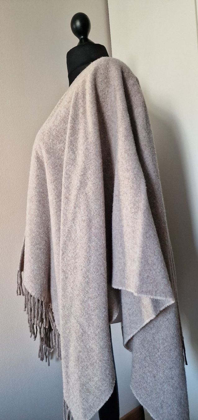 Altro in Moda donna: Damen Poncho beige mit Fransen – Usato da Münchenstein venduto da strolch001 1