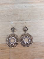 Très jolies boucles d'oreilles dorées et perles roses