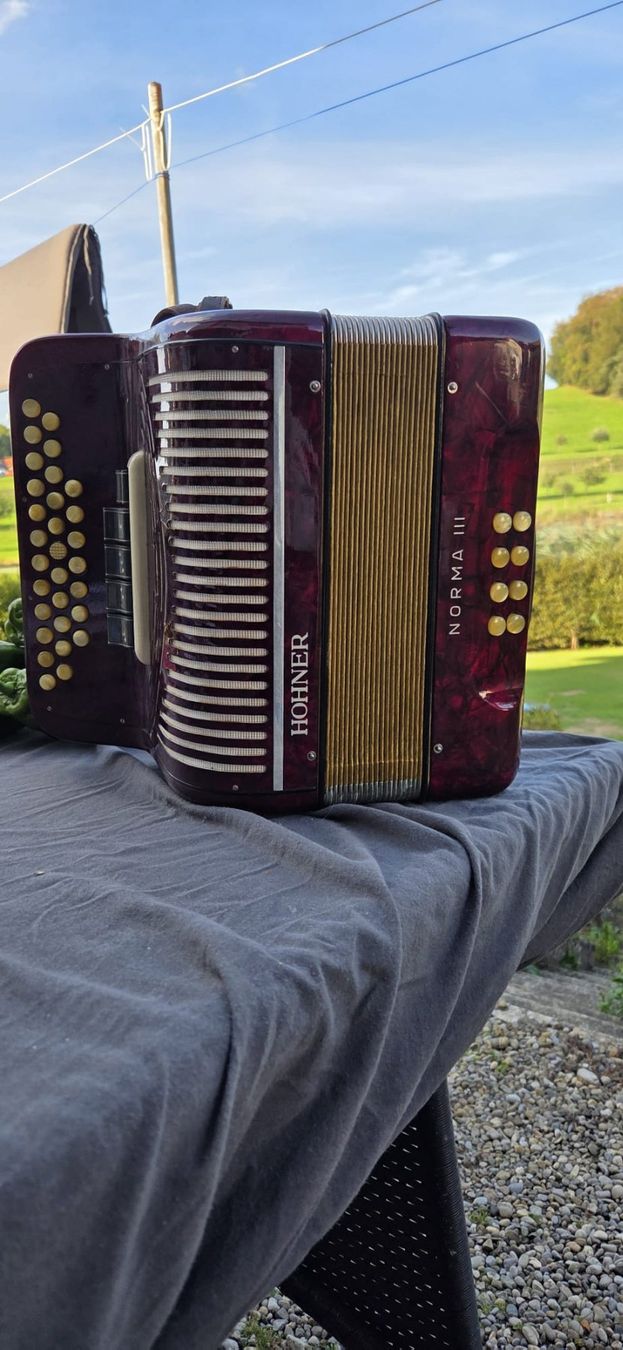 Strumenti musicali: Akkordeon Hohner Norma III rot – Usato da Hauptwil venduto da dornroeschen7 1