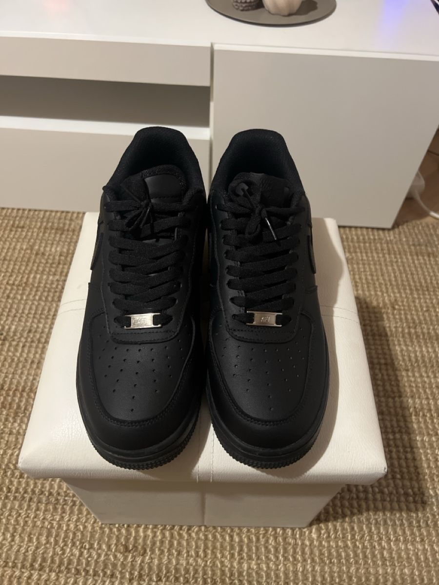 Nike Scarpe da uomo: Nike Air Force 1 Low All Black 42 – Nuovo (secondo la descrizione) da Genève venduto da Beduxo 1