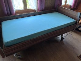 Verstellbares Pflegebett 90x200 mit Matratze Top Zustand