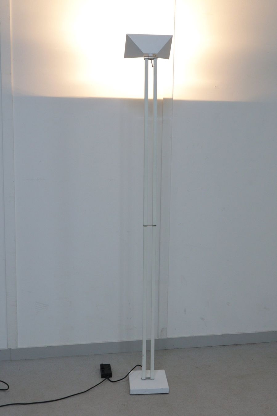 Lampen: Stehlampe weiss / chrom – Gebraucht aus Volketswil von brockipfannenstil 1