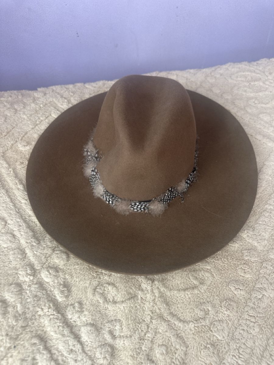 Zara Copricapi, berretti & cappellini: Chapeau brun avec plume  – Nuovo (secondo la descrizione) da Vernier venduto da Chiara1907