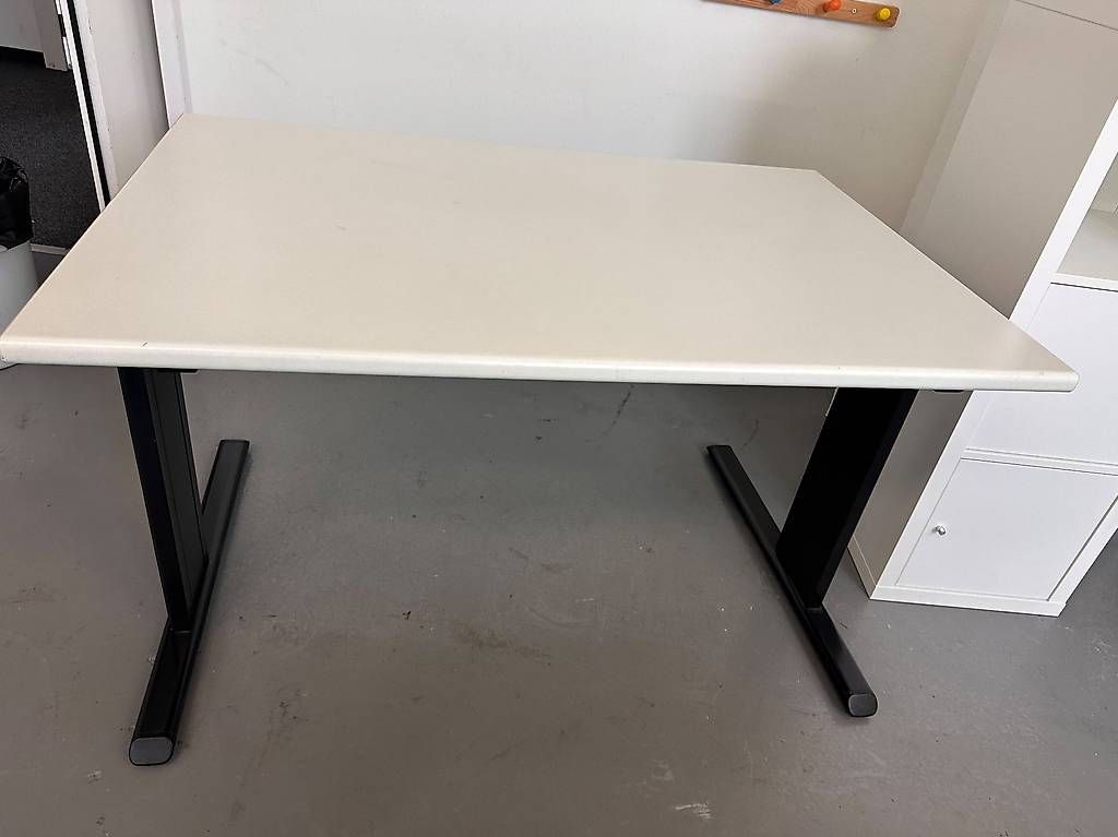 Bureaux: Bürotisch – D'occasion à St. Gallen par alexa89