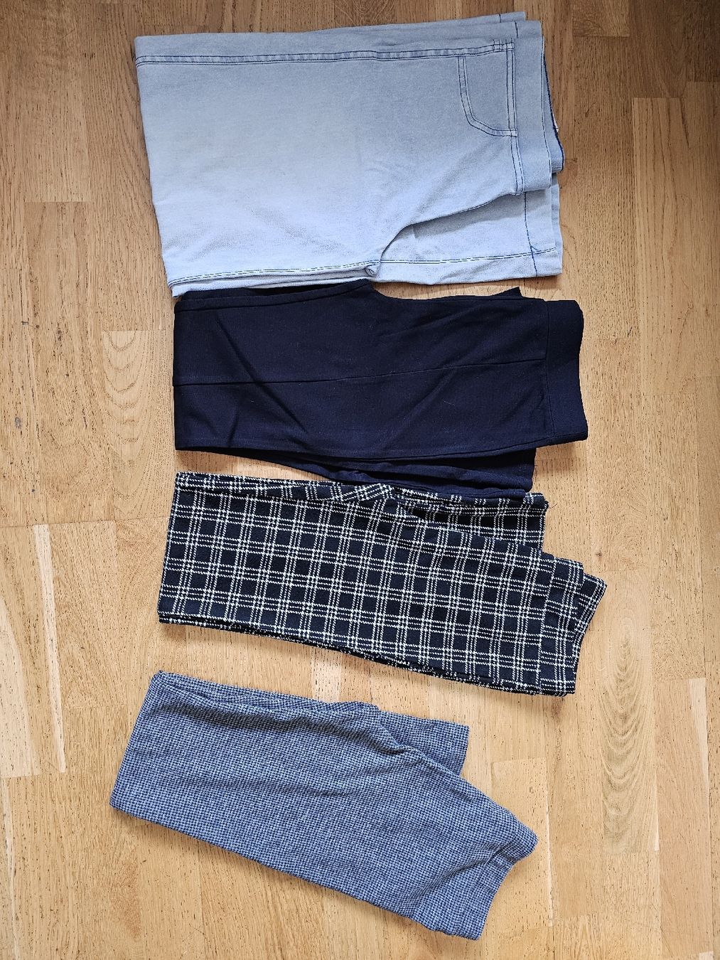 Kleiderpakete & -sets: Hosenset 140/146 – Gebraucht aus Landquart von scharlachroti