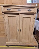 Antiker Schrank, Kiefer massiv, restauriert, vintage