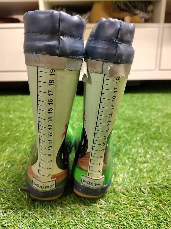 Schuhe für Jungen: Gummistiefel Regenschirm Grösse 33 – Gebraucht aus Zürich von RaffaelaT 3