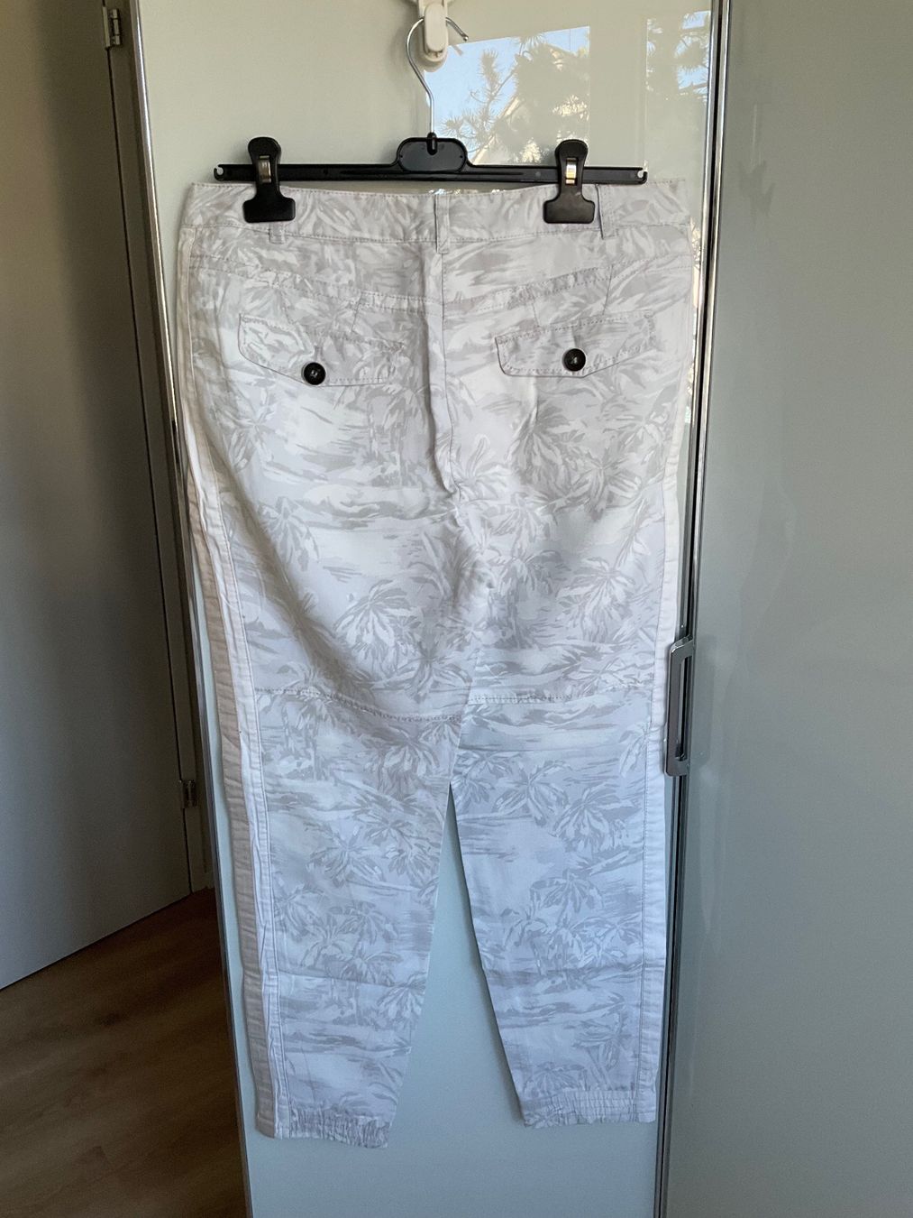 Marc Cain Pantaloni: Marc Cain Hose Weiss/Hellgrau Gr. N4 / 40 – Usato da Wädenswil venduto da Vuki 2