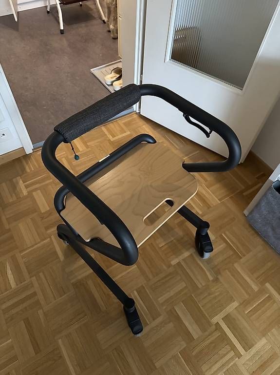 Ausili per la deambulazione: Indoor-Rollator – Usato da Untereggen venduto da Aggi2 2